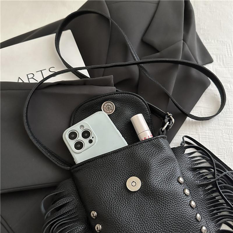 European and American retro fringed bag women's autumn and winter new fashion rivet shoulder bag niche chain messenger mobile phone bag