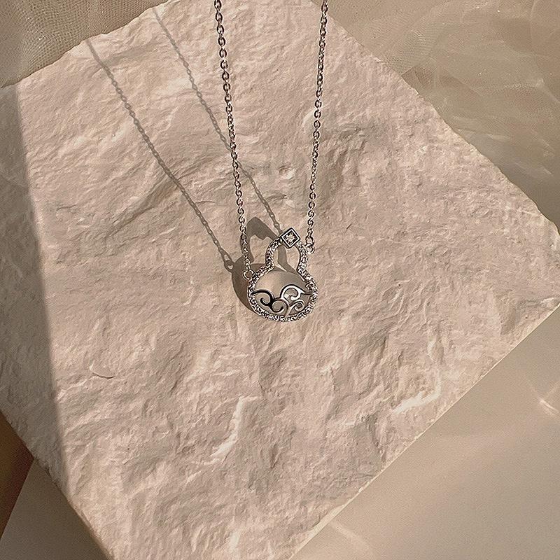 Diamond Auspicious Cloud Chalcedony Gourd Necklace - Elegant Oriental Style for Women, High-End Niche Design, Fashionable Clavicle Chain