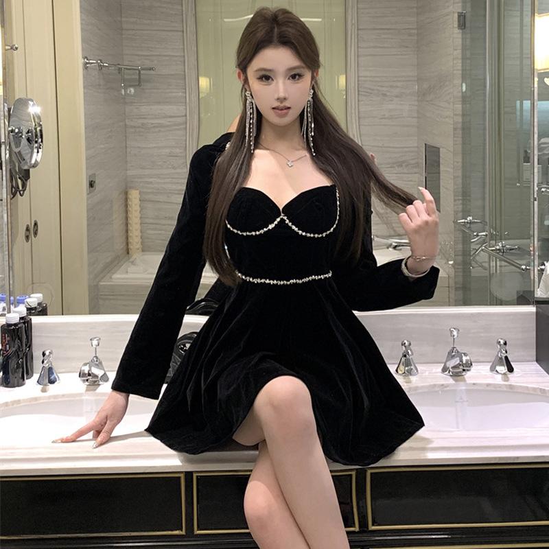 

Женское платье А-образного силуэта из французского бархата ручной работы с бриллиантами S чёрный