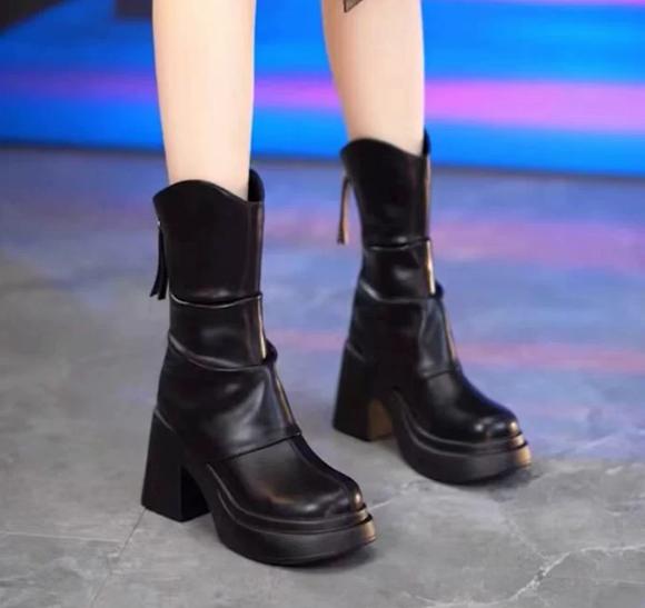 

Мода 2024 осень-зима женская обувь кожаные короткие сапоги для женщин с круглым носком и толстым каблуком ботильоны на молнии женские на платформе и каблуке 40 чёрный