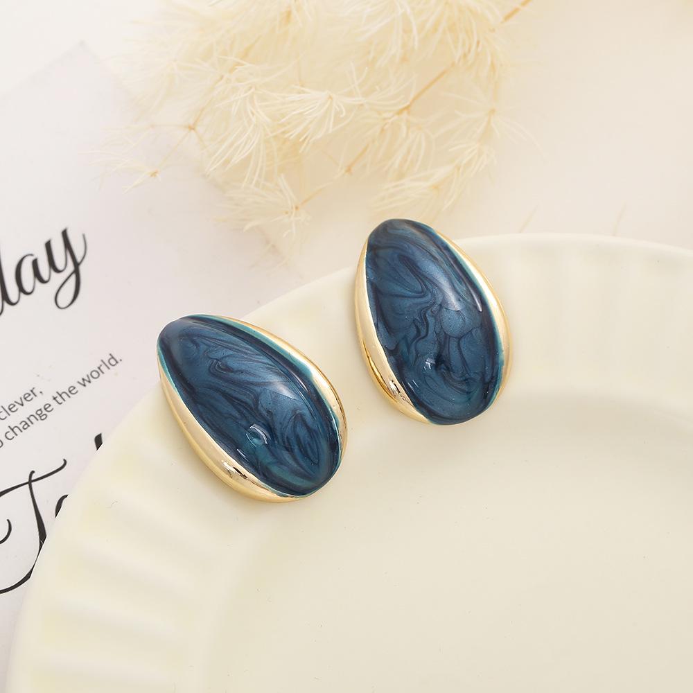 

Black Bead Retro Stud Earrings: Hot-Selling Literary Fashion Accessory
