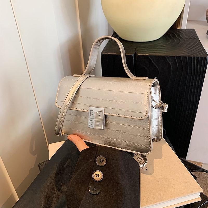 

Кожаная трендовая полиуретановая сумка через плечо для женщин 2024 стильная летняя средняя сумочка серебряный