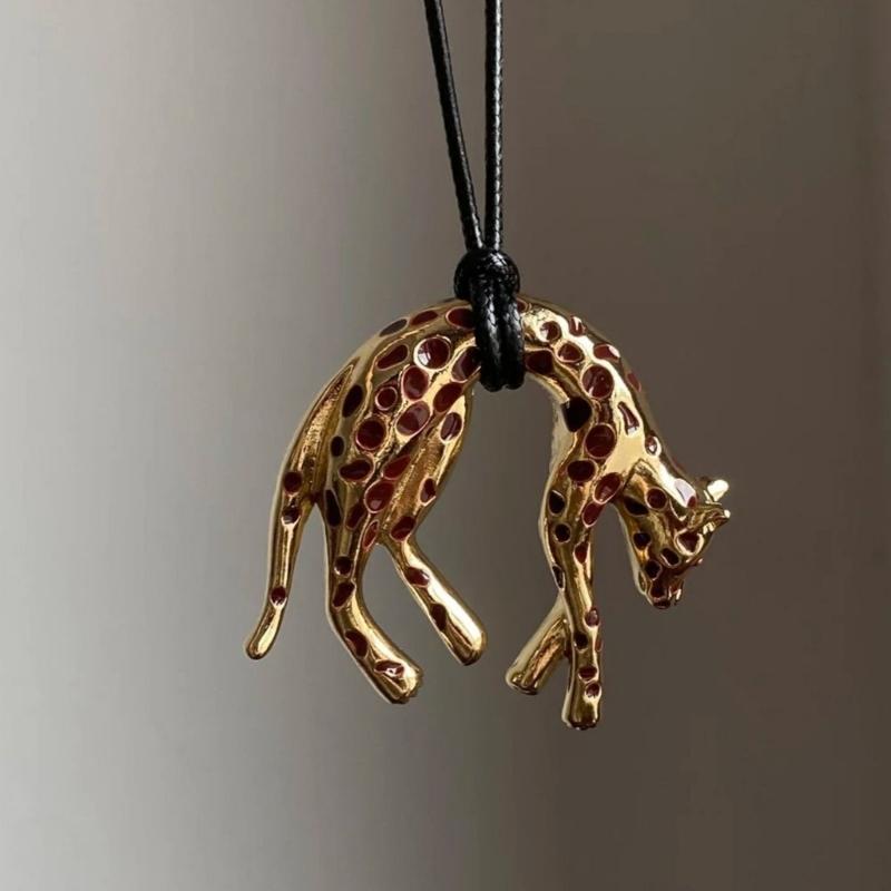 Sophisticated Panther Detail Necklace Enamel Accent Delicate Pendant Clavicle Chain Perfect For Evening Outfits