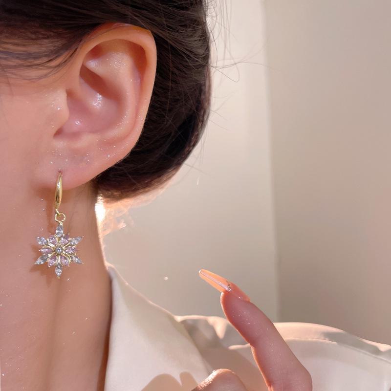 Elegant Snowflake Crystal Earrings: Sparkling, High-End Design for Women – Celebrity Inspired All-Match Ear Hook Style.