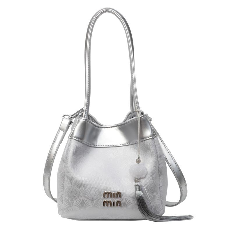 

Сумки женская сумка 2025 новая мода бахрома сумка через плечо новая китайская веерообразная ретро вышитая сумка-мессенджер сумка-ведро тренд серебряный