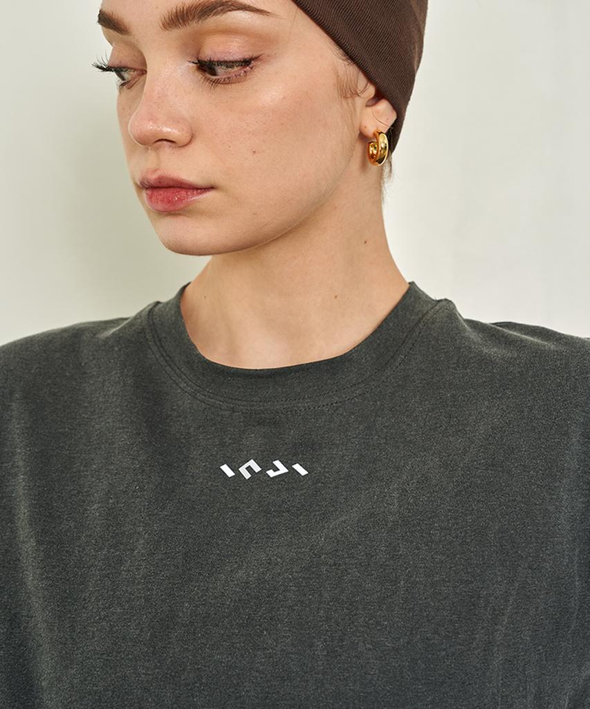 INJIACTIVE Boxy Logo Crop Top Pigment Grey