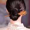 Élégante Broche à Cheveux en Santal Renard à Neuf Queues: Accessoire de chignon en bois sculpté double face style ancien exquis pour femmes
