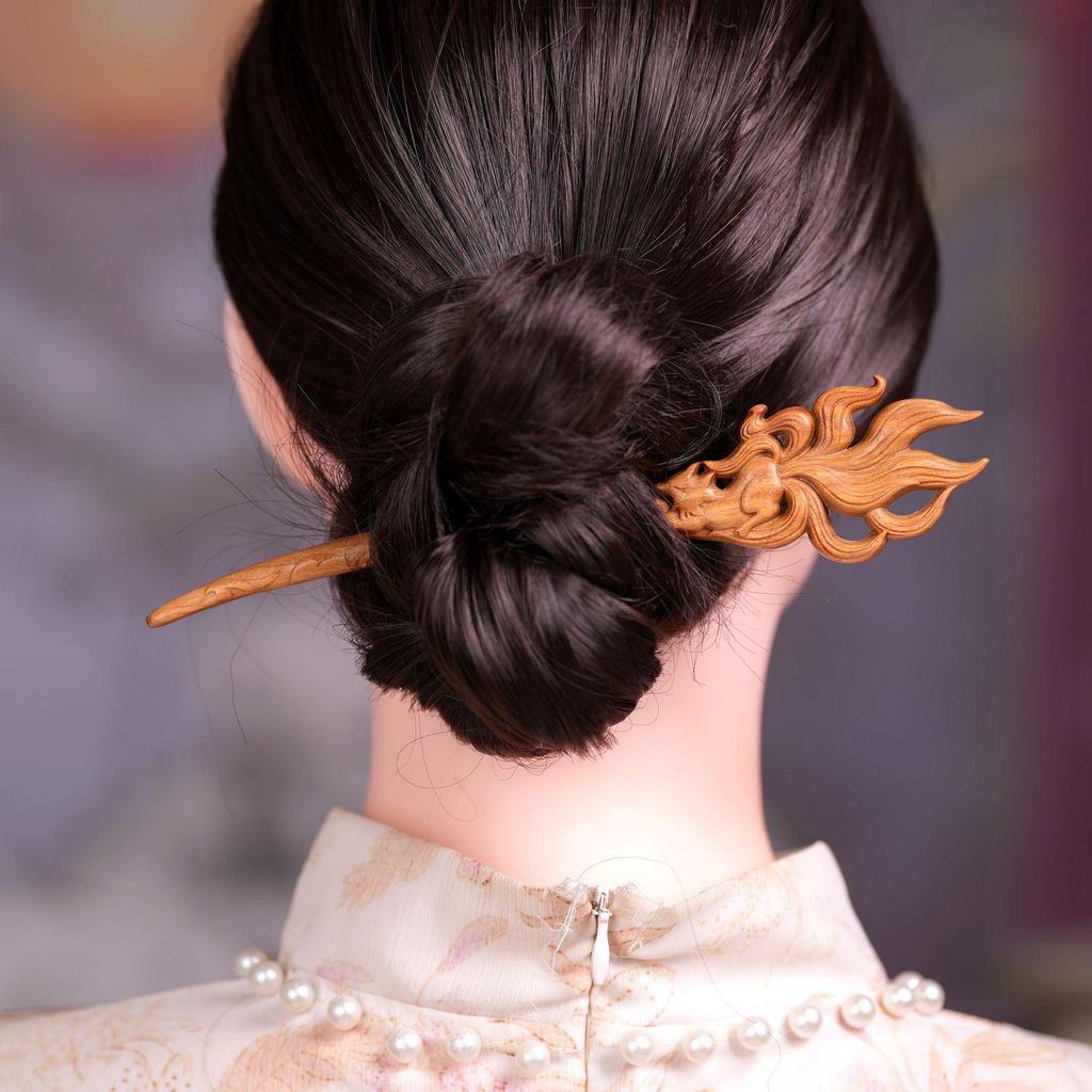 Élégante Broche à Cheveux en Santal Renard à Neuf Queues: Accessoire de chignon en bois sculpté double face style ancien exquis pour femmes