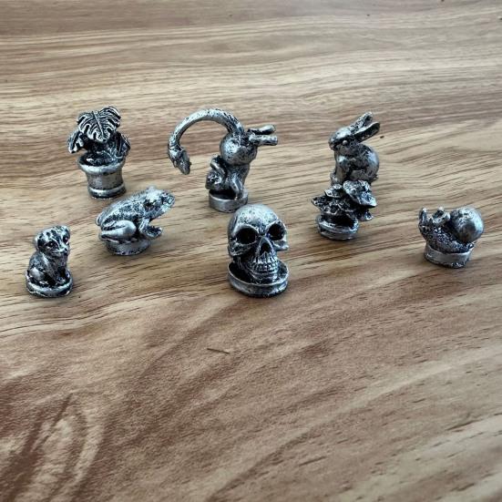 8PCS Hinge Decorative Ornaments Resin Miniature Figurines Hinge Toppers Retro Style Home Decorations for Cabinet Doors