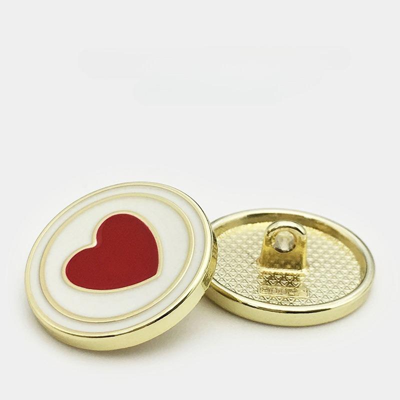 Špičkový kulatý červený kovový knoflík ve tvaru srdce dámské knoflíky na kabát knoflíky na větrovku svetr knoflíky na kabát ozdobné knoflíky na košili