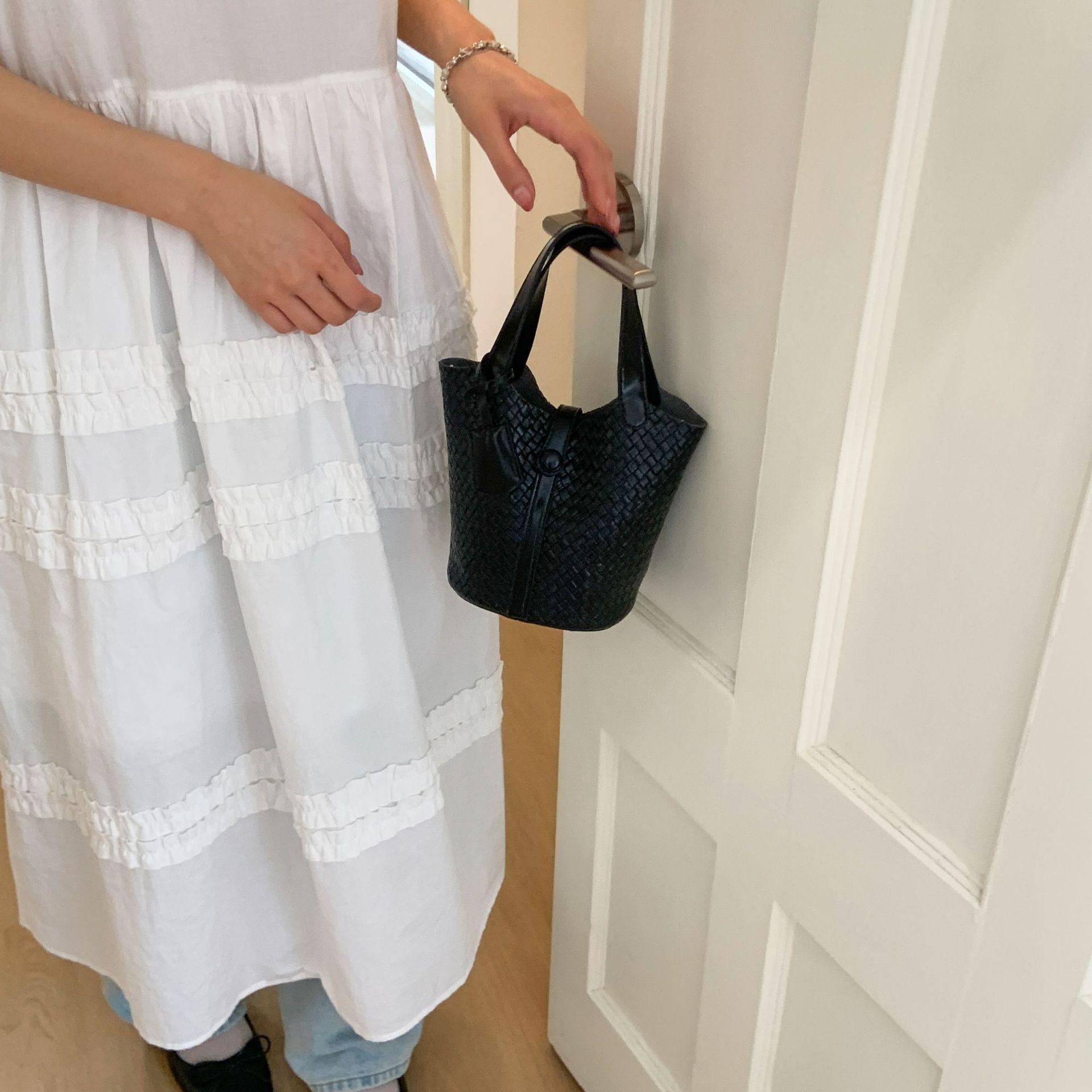 

2025 new popular vegetable basket handbag women s fashion foreign style bucket bag simple messenger bag niche shoulder bag