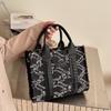 Borsa a tote in denim con bordo grezzo borsa a mano da donna