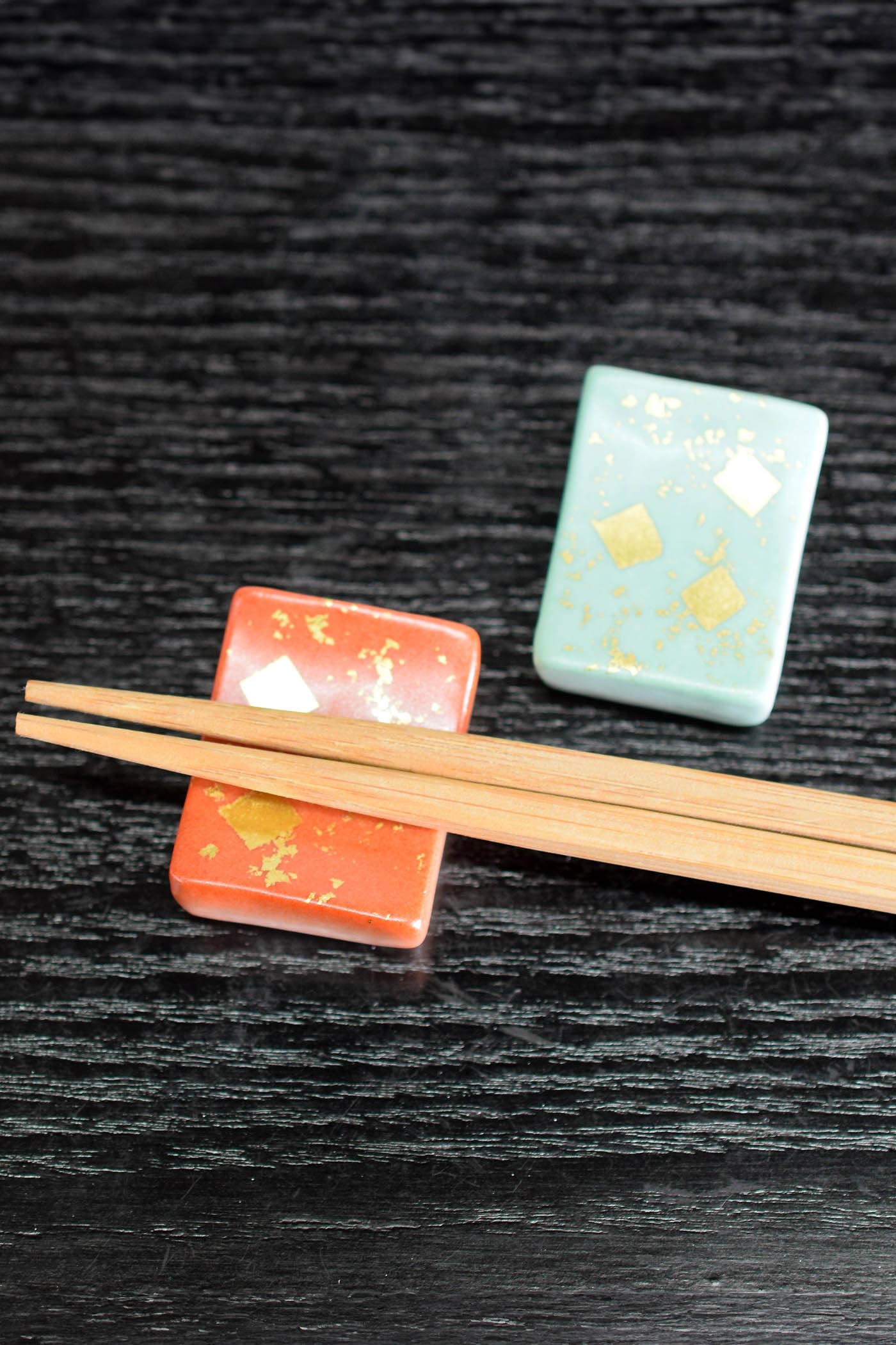 

Waza no Stylish Kutani ware pair of chopstick rests with gold leaf ceramic cutlery Made in Kura detailing. High-quality rests. Japan.