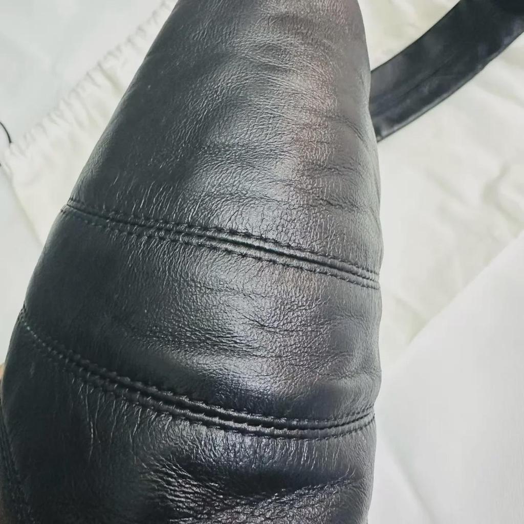 Prawdziwa Torba Croissant ze Skóry Owczej 2024: Nowa torba listonoszka o teksturze skóry w neutralnym, swobodnym stylu