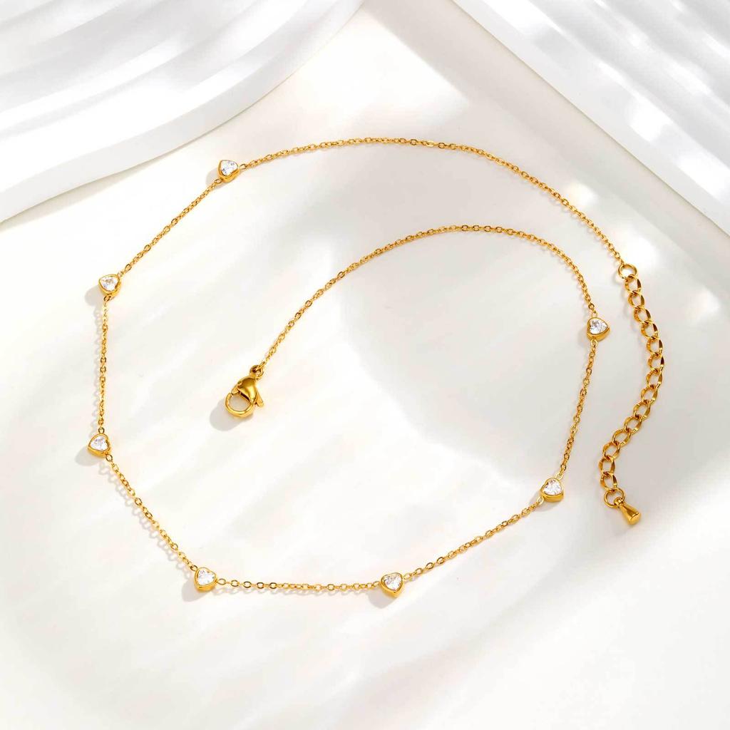 Windiges zartes Schlüsselbein-Kettchen, Edelstahl Herzförmige glänzende Zirkonia Flache Kreuzkette Leichter Luxus Halskette Nc-2331