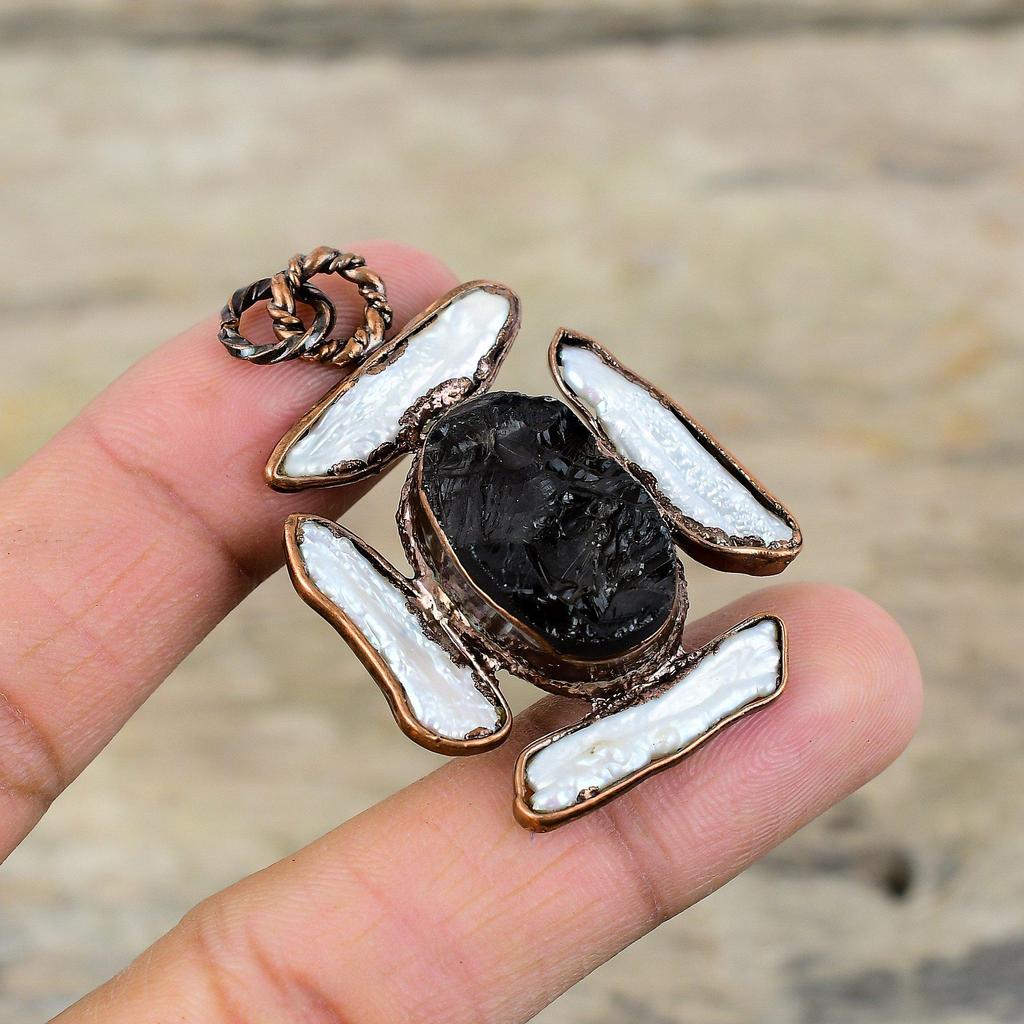 Pendentif Brut Tourmaline Noire Pendentif Cuivre Électroformé Bijoux en Pierres Précieuses Pendentif Perle Biwa Bijoux Électroformés Faits Main Cadeau de Mariage