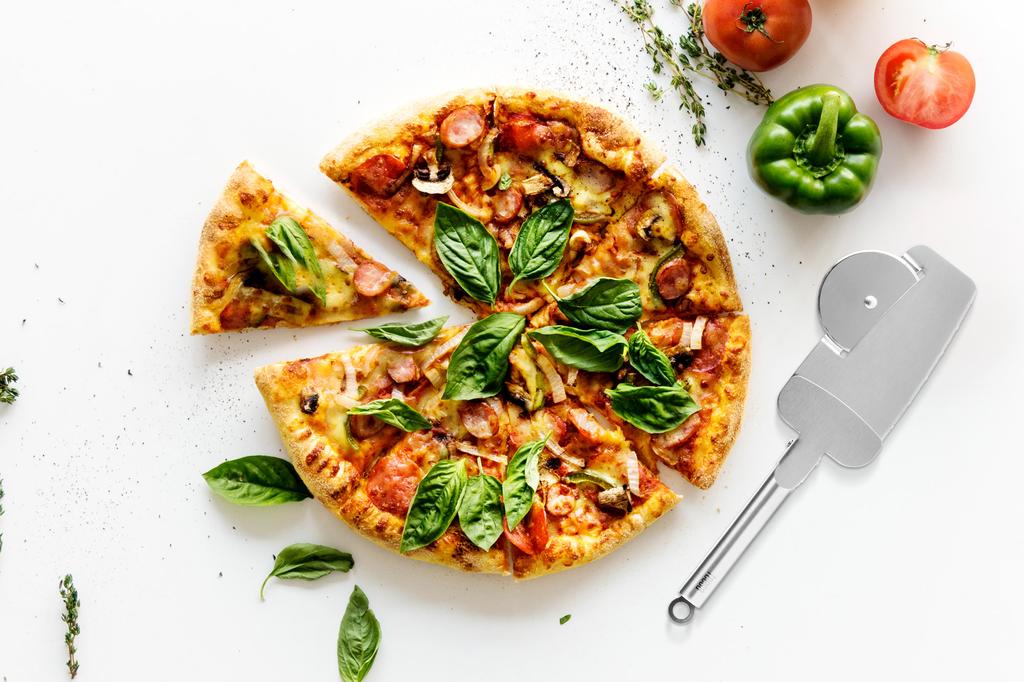 Pizza cutter with a cutting disc with edge-cutting teeth and a spatula with a Teesa clamp