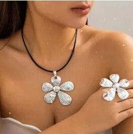 

2Pcs Punk Vintage Big Hollow Love Heart Pendant Choker Necklace for Women Rose Flower Rings Wed Bridal Jewelry Set Steampunk New