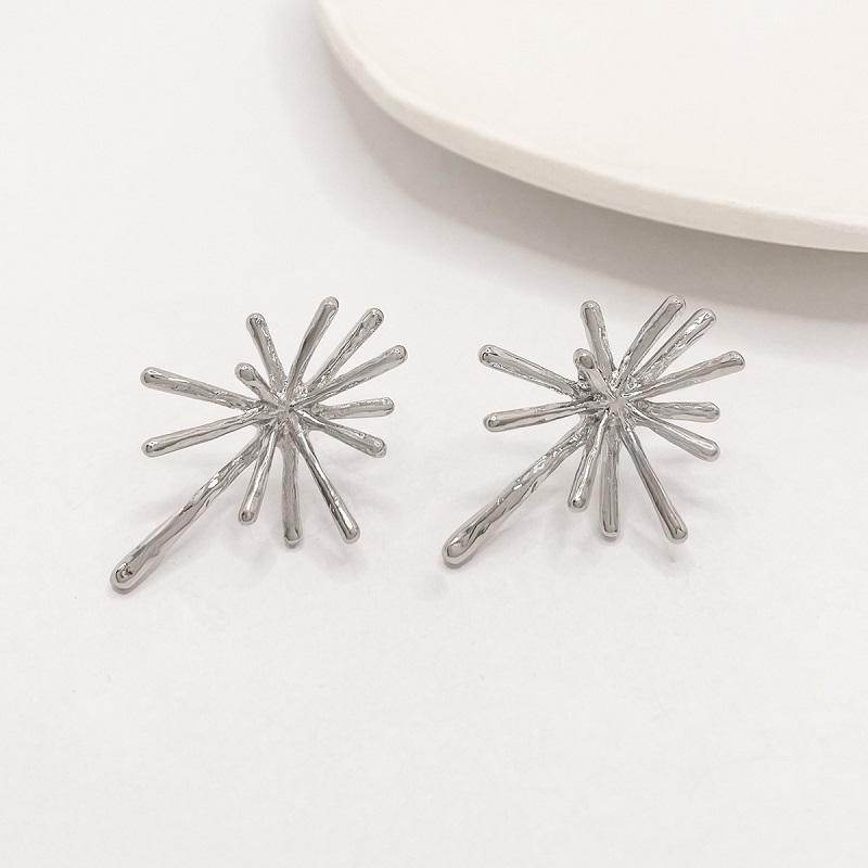 New Metal Flower Hollow Stud Earrings For Women Exaggerated Gold Color Irregular Geometric Charm Earrings Jewelry