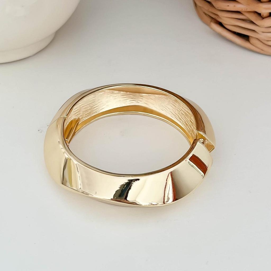 Interlocking Ring Open Bangle - European & American Light Luxury Design for Women