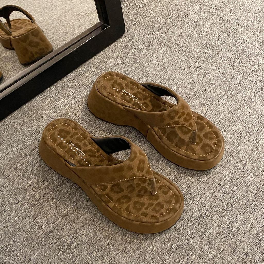 Soft leather version! Niche design pink leopard print flip-flops for women, thick-soled heightening beach sandals for spring and summer women