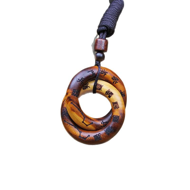 Handgefertigter Yin-Yang-Ring aus Pfirsichholz: Donnerschlag-Schnitzerei mit Himmlischer Schrift, Mini Qiankun-Kreis Anhänger.