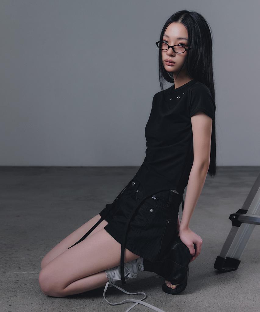 Geulouhaideu Z'Al Eyelet Strap Slit Short Sleeve T-Shirt_Black