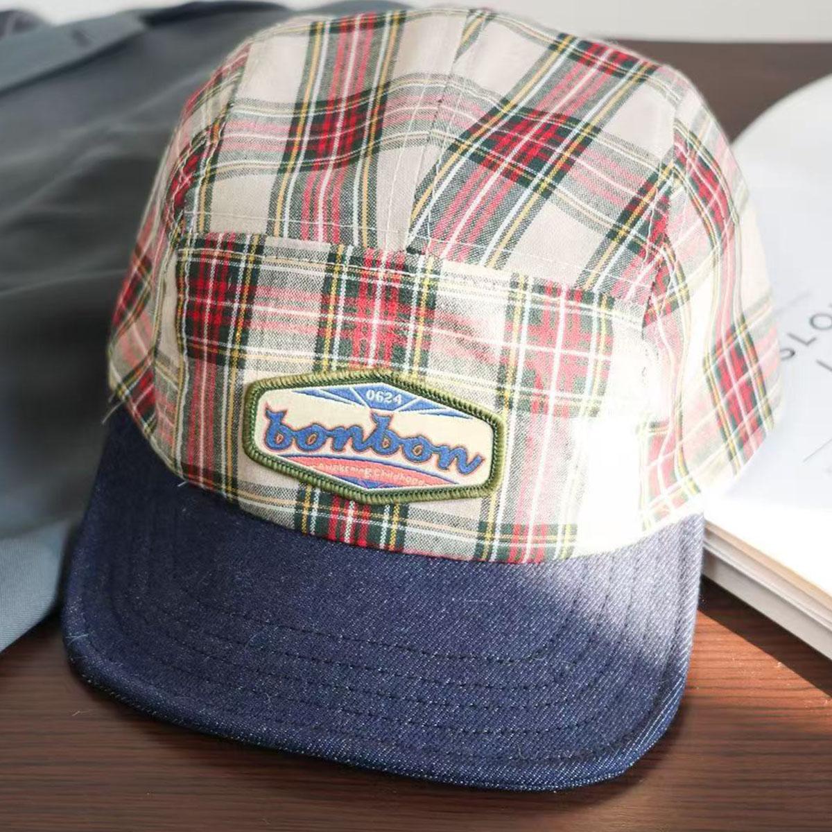 

Красная клетчатая бейсболка с плоским козырьком, женская летняя солнцезащитная ретро кепка дальнобойщика, кепка с алфавитом, для родителей и детей children (50-53cm) бежевый