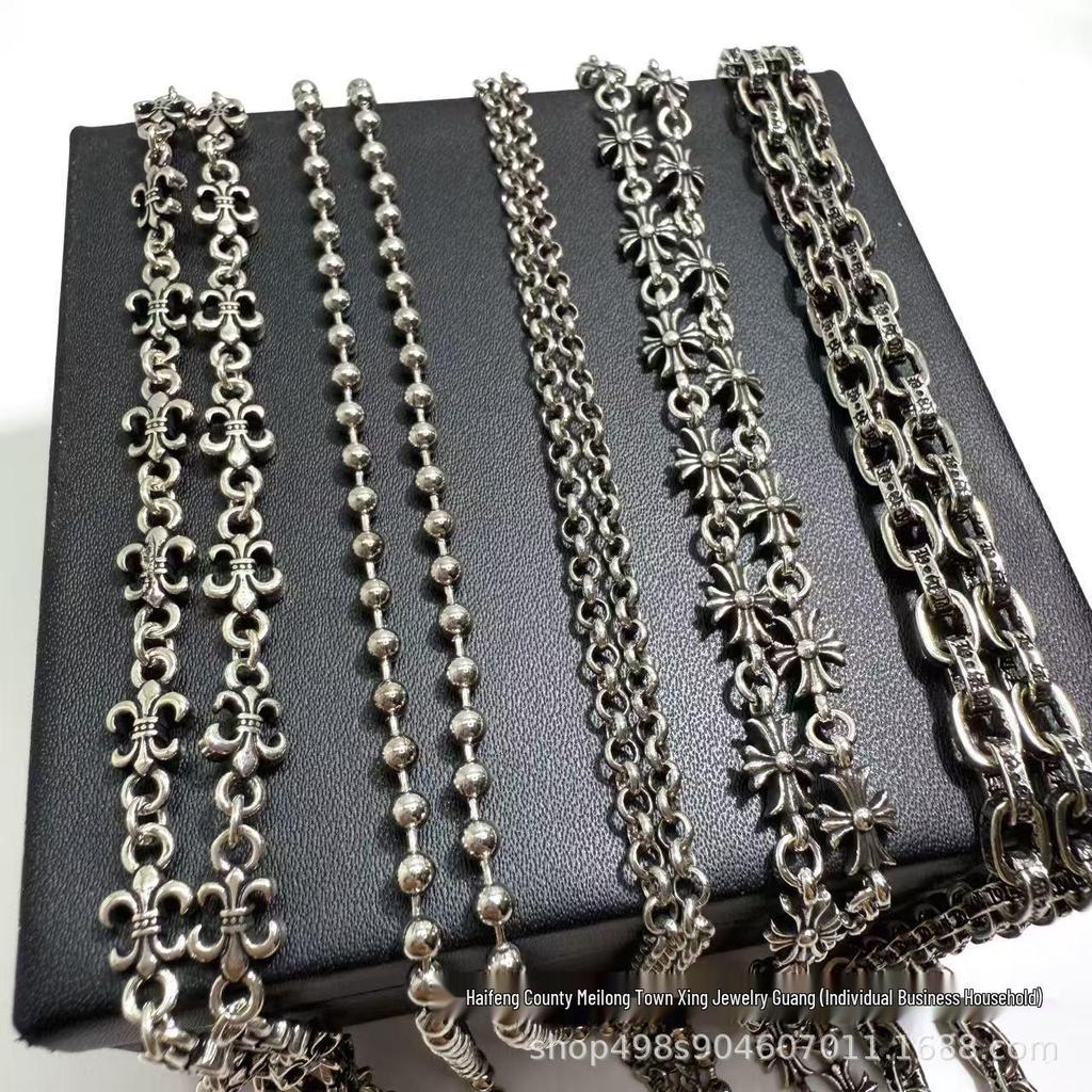 Collezione di Collane con Ciondolo Classico Krocien: Design Versatile in Rame Bianco per Uomini e Donne, Perfetto per lo Styling Personalizzato.
