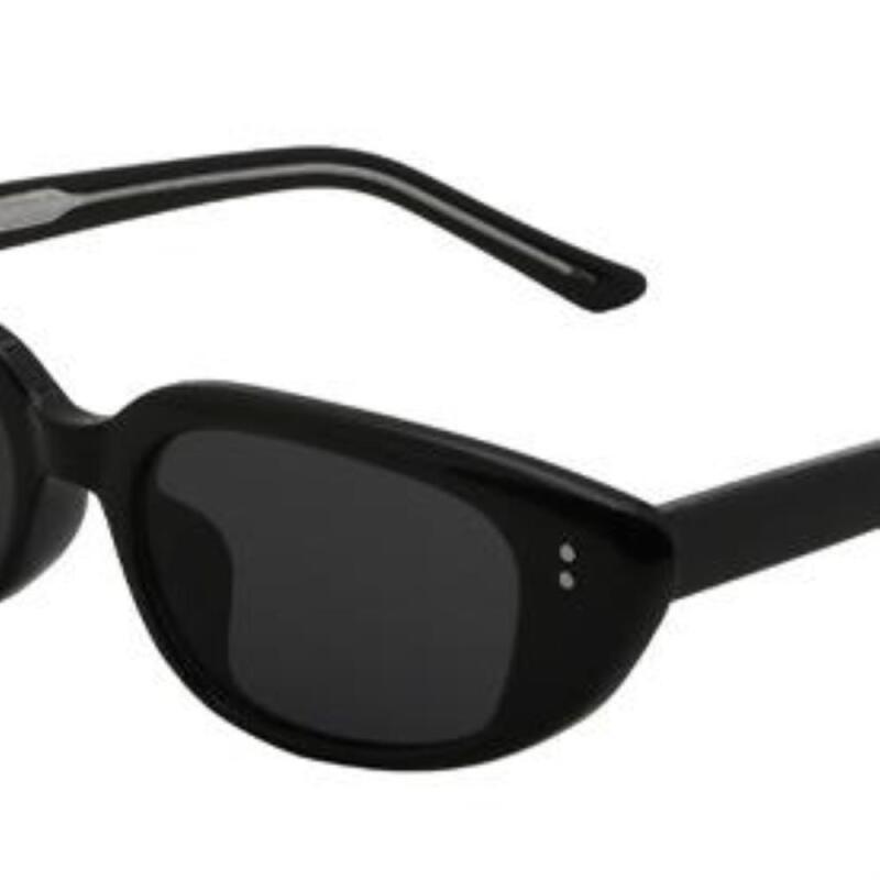 Mini sunglasses with a kitsch look, Southeast Asian leopard print, and horn-rimmed frames