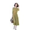Elegant olivgrönt stickat tröj- och midikjolset för mogna kvinnor