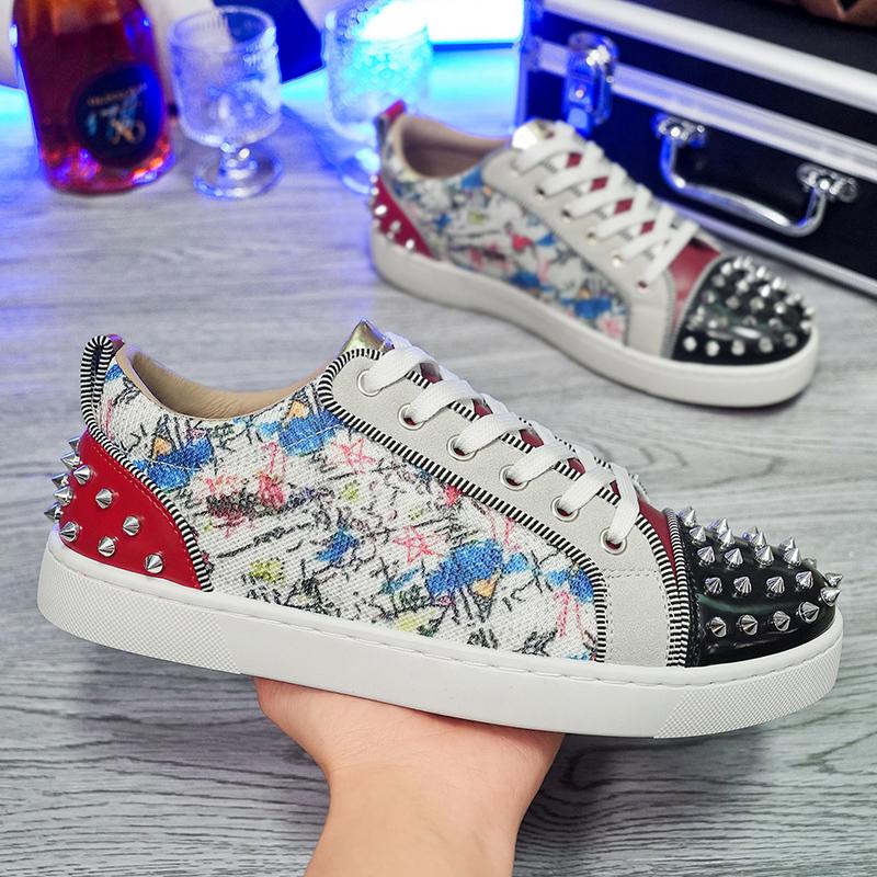 Mode 2025 Nieuwe Mode Casual Leren Schoenen voor Mannen Britse Stijl Platte Designer Schoenen Veterschoenen met Spikes Buiten Wandelen Board Schoen