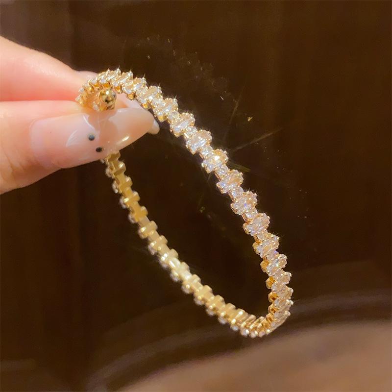 High-End Luxury Zircon Open Bangle: Exquisite Round Bracelet for a Stylish, Versatile Look