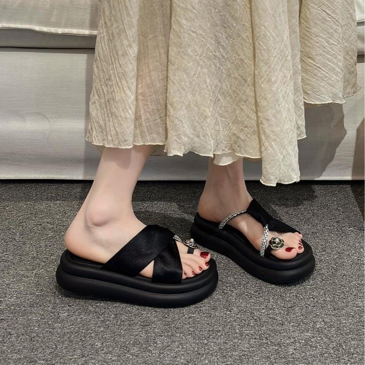 Beautiful slippers women's 2025 summer new French camellia outer wear thick-soled cover toe cool slippers soft-soled beach shoes