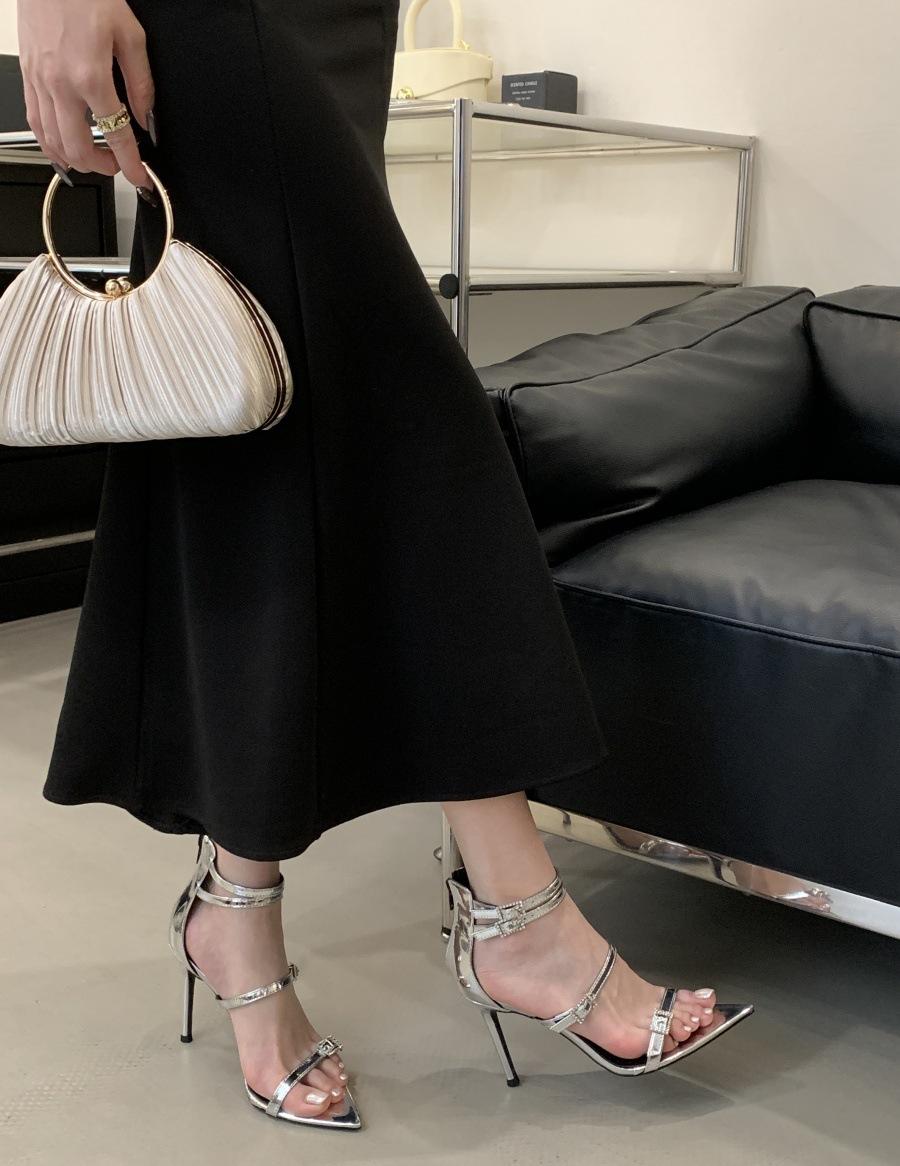 

High heels women s stiletto 2025 new summer sexy hate sky high word with black waterproof table nude high heels cool 40 срібний