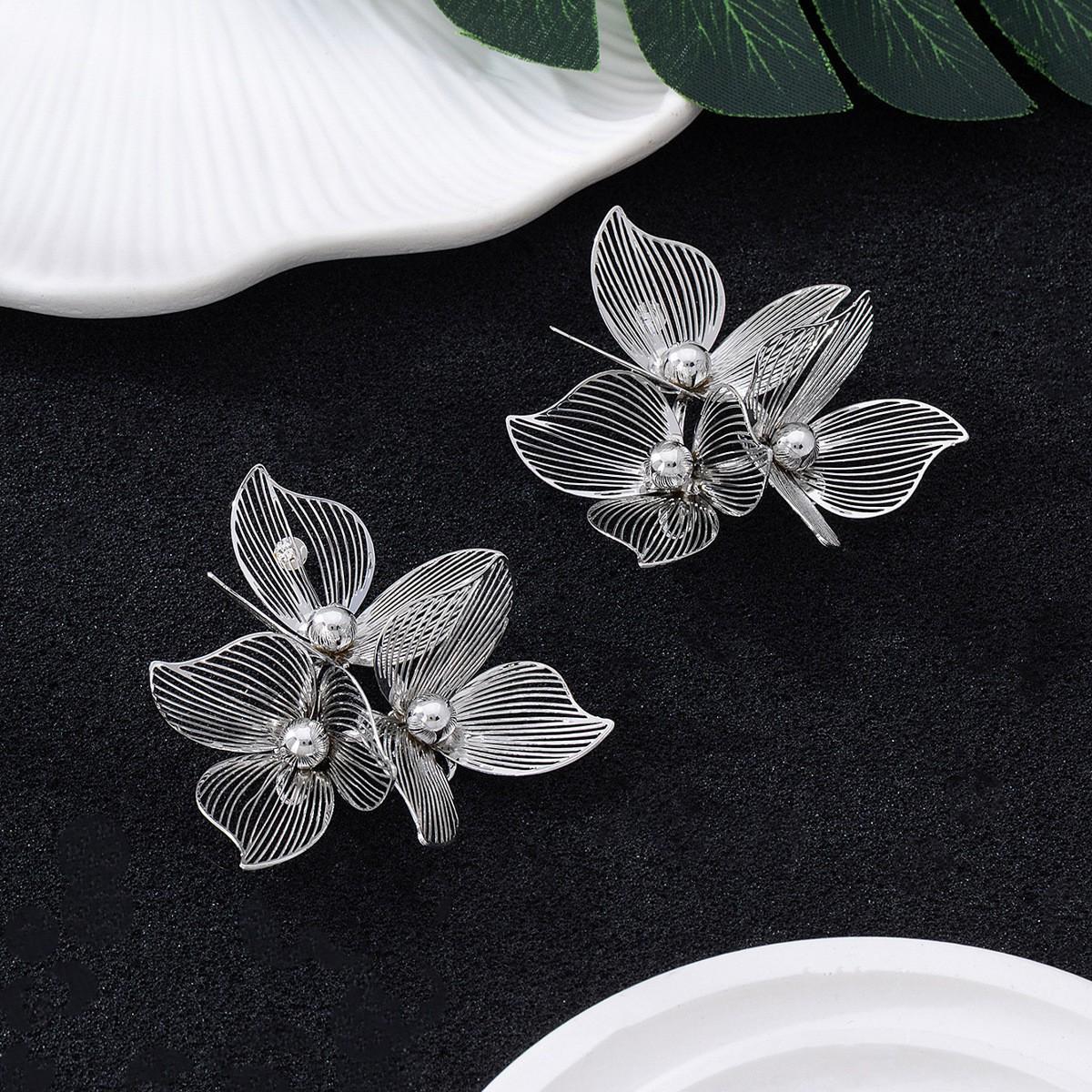 High-End Metallic Petal Flower Stud Earrings серебряный