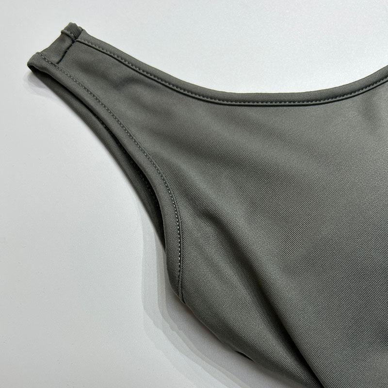 Sexy skládaný overal s odhalenými zády a jedním výstřihem bez rukávů