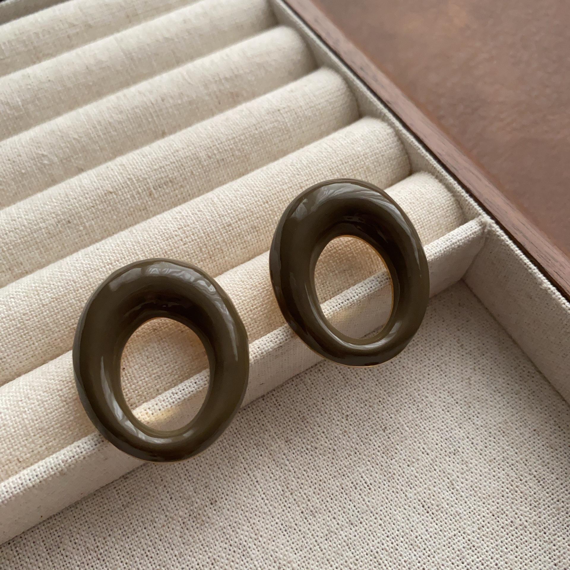 Simple and plump oval earrings French retro metal enamel drop glaze premium ear buckle earrings