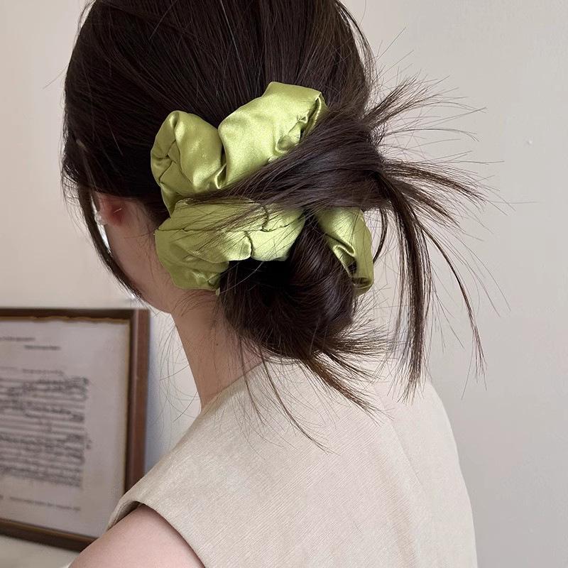 

Роскошное атласное кольцо для волос - резинка для волос в стиле 2024 года с морщинистым узором и цветочным акцентом для женщин зелёный