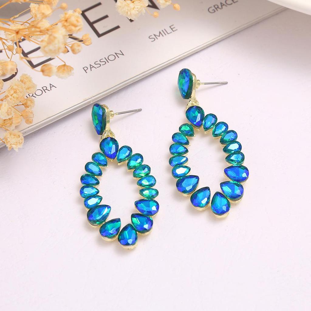 Retro Rhinestone Stud Earrings: Light Luxury Alloy Drops for Banquet and Party