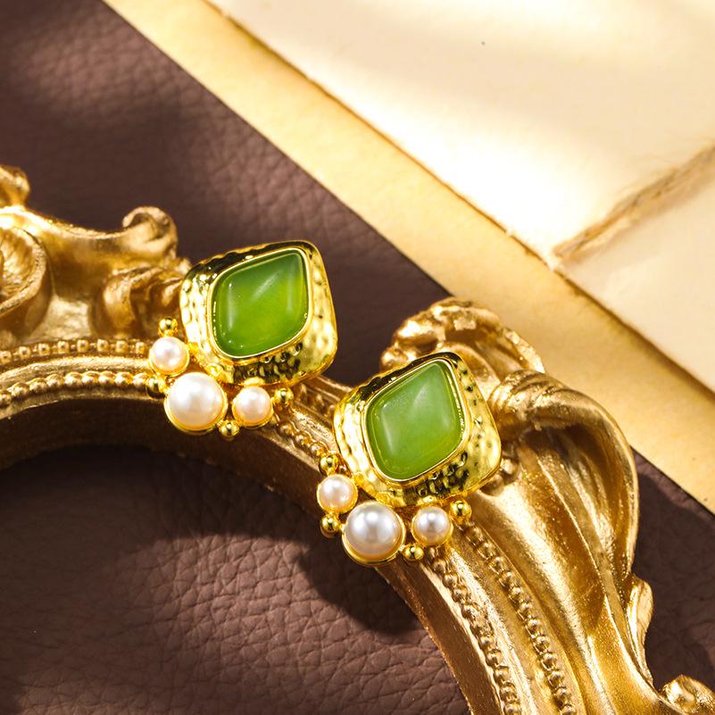 

Elegant Retro Pearl Stud Earrings with Silver Needle - Women s High-End Autumn Winter Fashion