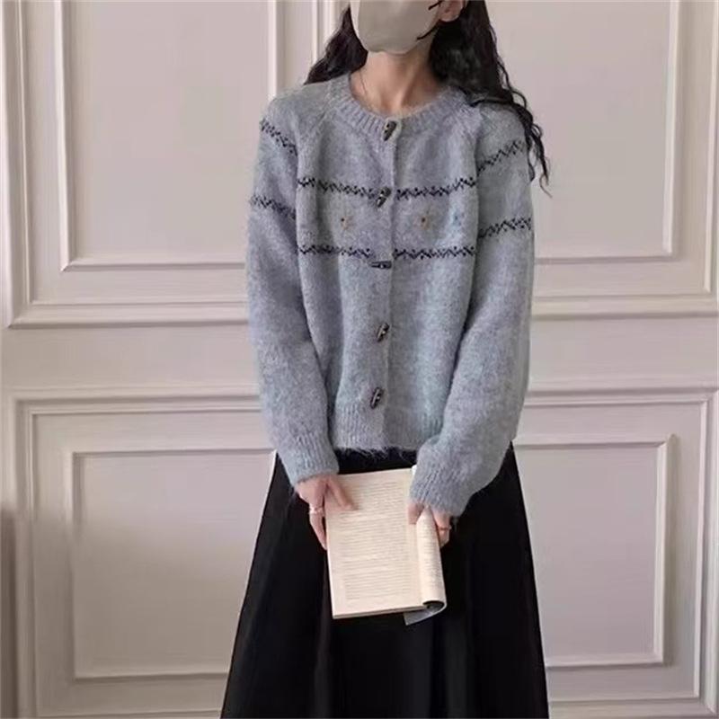 Neuer Herbst- und Winter-Rundhals-Strickpullover-Cardigan mit Hornknöpfen für Damen, Casual- und vielseitiger Pullover mit Stickerei im Waldstil