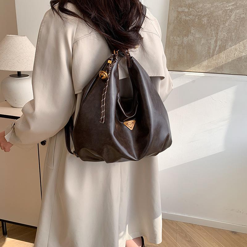 2025 winter new retro simple shoulder bag soft surface casual commuter backpack autumn and winter new messenger