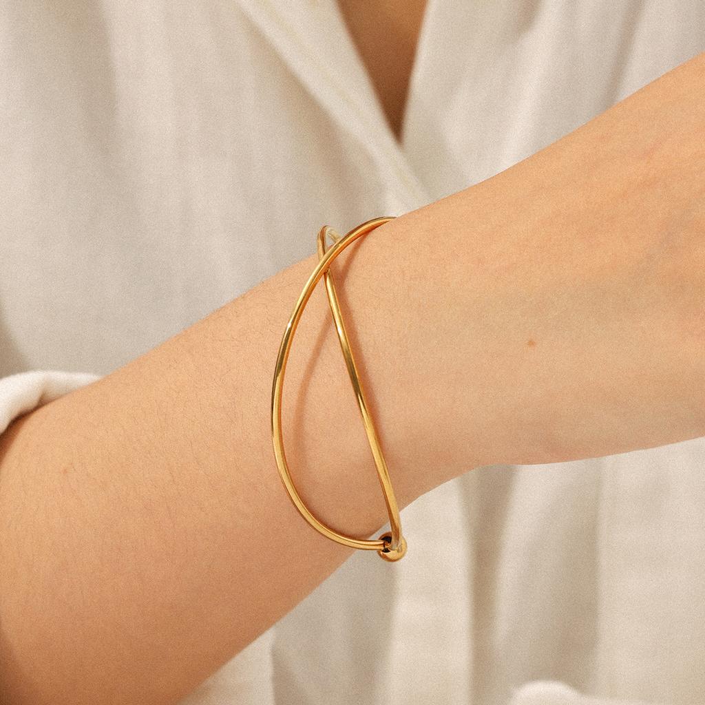Wholesale Western Style 18K Gold Stainless Steel Line Cross Open Bangle, Minimalist Versatile Titanium Steel Bracelet