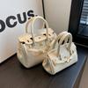Hochwertige tragbare kleine quadratische Tasche in Kontrastfarbe aus Platin für den Sommer. Vielseitige Umhängetasche für Pendler