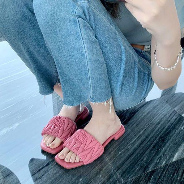 One-word slippers women's outer wear summer 2025 new French casual square head flat bottom cool slippers low heel thick heel ins