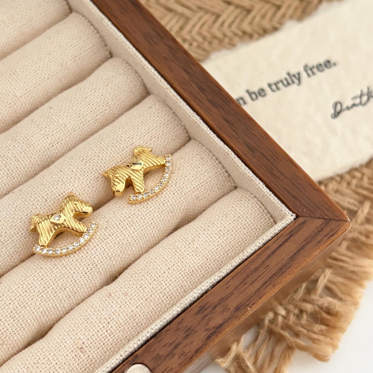 Year of the Horse Rhinestone Stud Earrings: S925 Silver Needle, Cute & Versatile Style золотой
