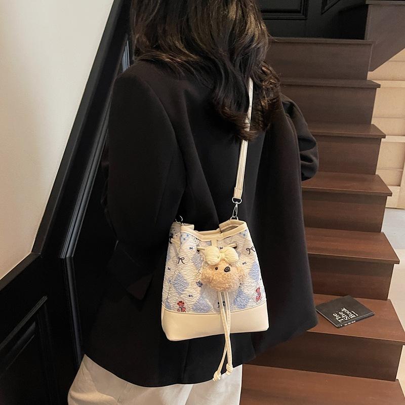 Delicate cartoon bear print drawstring women's bucket bag new cute versatile women's shoulder messenger bag