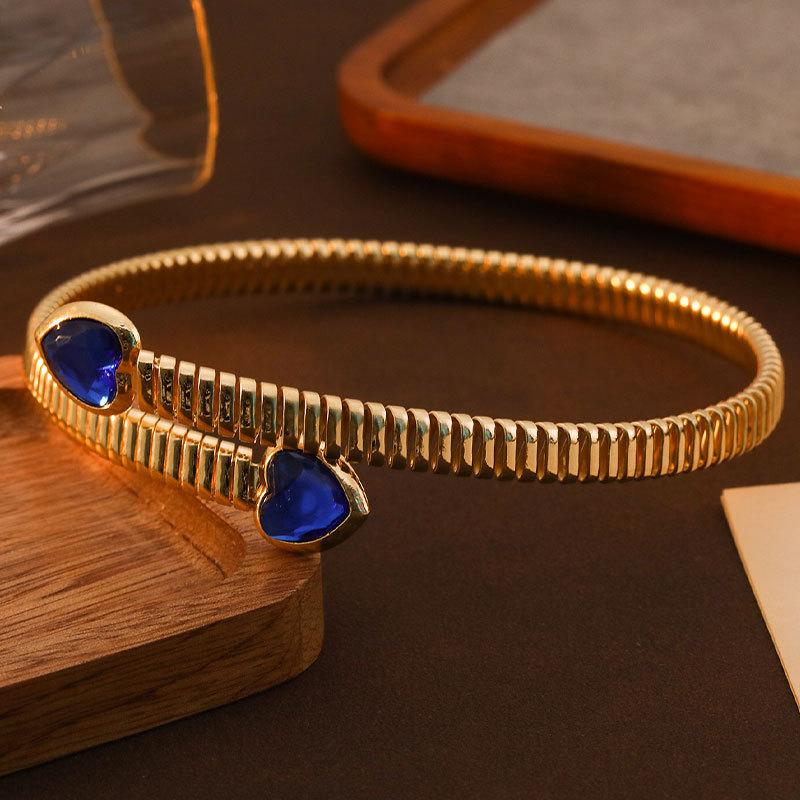 

Регулируемое ожерелье из змеиной кости в форме сердца выглядит изысканно и представляет собой универсальную цепочку для ключицы. сапфир синий