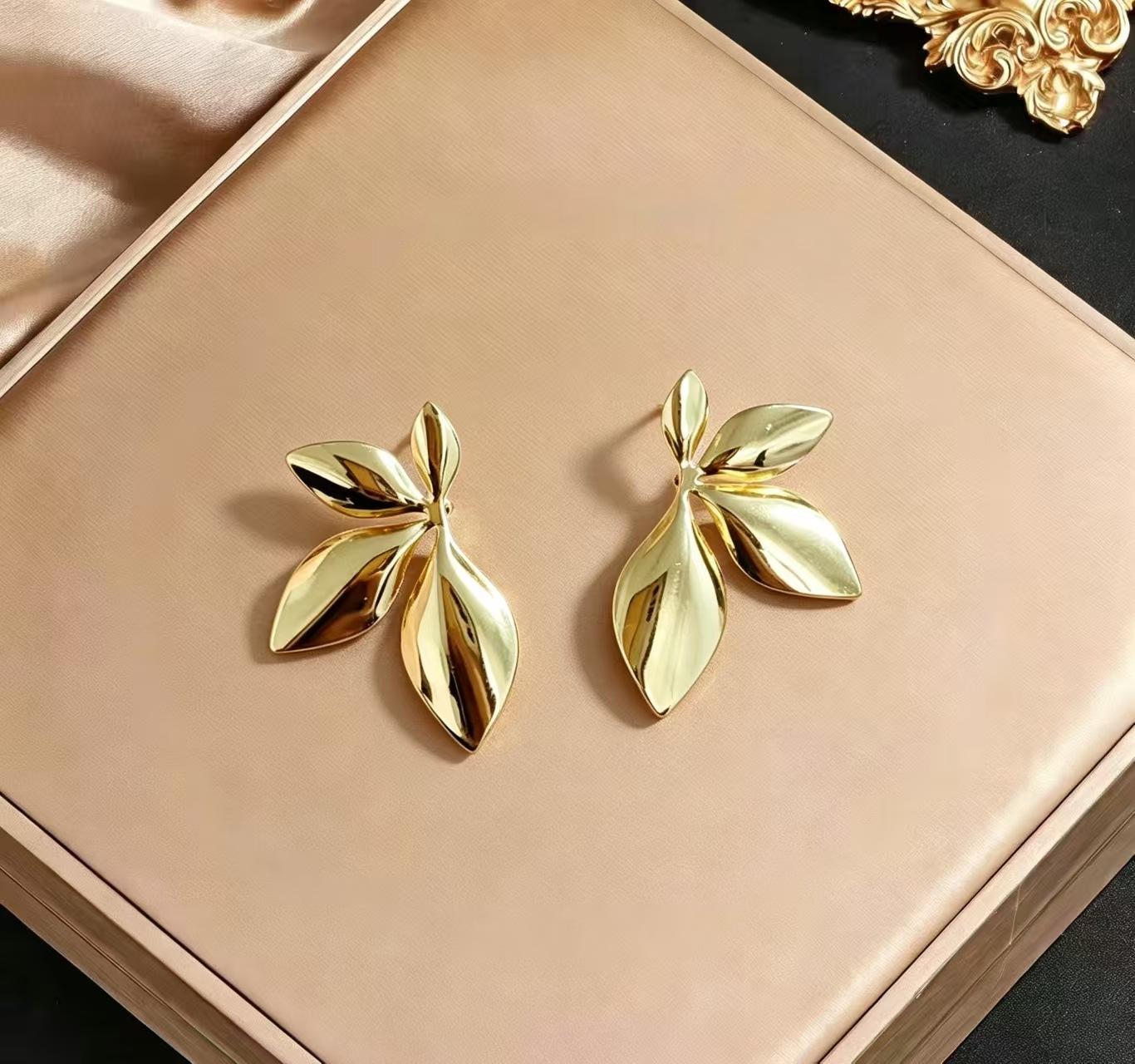 

Stainless steel new high-end gold earrings, niche design light luxury metal stud earrings temperament earrings batch